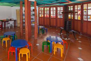 Spielzimmer für Kinder im Abora Continental by Lopesan Hotel mit bunten Tischen und Stühlen.
