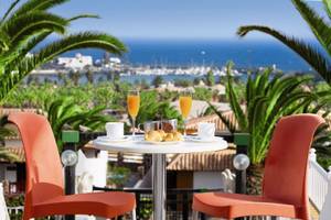 Frühstückstisch auf der Terrasse des Club Caleta Dorada mit Blick auf das Meer.