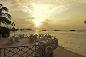 Terrasse des Safari Island Resorts mit Blick auf den Sonnenuntergang und das Meer.