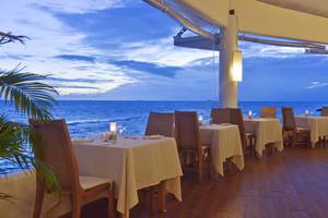 Abendessen auf der Terrasse mit Meerblick im Safari Island Resort