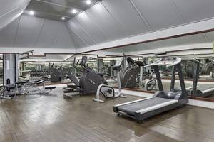 Fitnesscenter im Safari Island Resort mit Laufband und Kraftgeräten