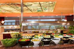Buffet im Playa Golf Hotel mit einer Auswahl an Salaten, Früchten und weiteren Gerichten.