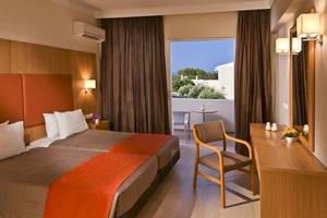 Doppelzimmer mit Balkon im Kipriotis Village Resort Hotel.