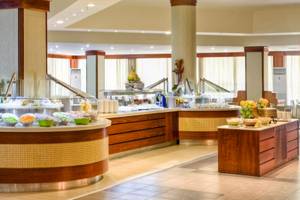 Buffet im Kipriotis Village Resort mit verschiedenen Speisen und Getränken.