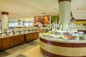 Buffetbereich des Kipriotis Village Resort Hotels mit verschiedenen Gerichten.