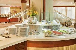 Frühstücksbuffet im Kipriotis Village Resort mit verschiedenen Speisen und Dekor.