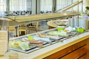 Frühstücksbuffet im Kipriotis Village Resort mit verschiedenen Lebensmitteln und Geschirr.