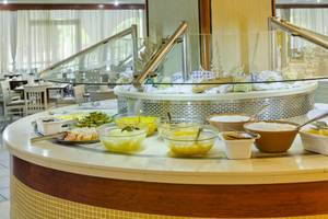 Frühstücksbuffet im Kipriotis Village Resort mit verschiedenen Speisen und Schüsseln.