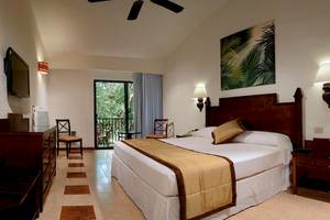 Innenansicht eines Zimmers im Riu Lupita Hotel mit Doppelbett, Fernseher und Balkon