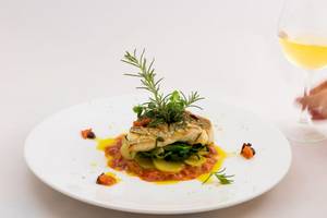 Fischgericht auf weißem Teller im Aquila Porto Rethymno Hotel