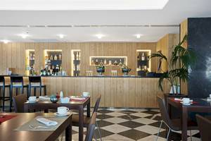 Innenansicht der Bar im Pure Salt Garonda Hotel mit Holztheken und modernem Interieur.