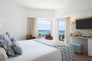 Hotelzimmer im Pure Salt Garonda mit Blick auf das Meer.