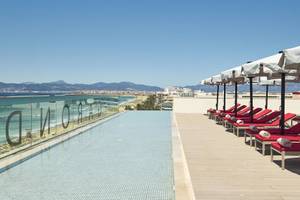 Oberes Schwimmbad des Pure Salt Garonda Hotels mit Blick auf das Meer und Berge