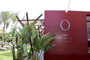 Außenbereich des Pure Salt Garonda Hotels mit O NA Spa & Wellness Schild.