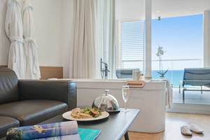 Innenansicht einer Hotelsuite im Pure Salt Garonda mit Blick auf das Meer.