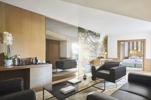 Innenraum des Pure Salt Garonda Hotels mit Wohnzimmer, Schlafbereich und moderner Einrichtung.