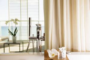 Badezimmer des Pure Salt Garonda Hotels mit Aussicht auf das Meer.