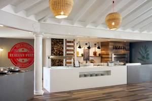 Italienische Pizzastation im Gran Ventana Beach Resort mit Holzöfen und rustikalem Design.