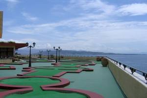 Minigolfplatz vor dem Hotel Nissaki Beach mit Blick auf das Meer