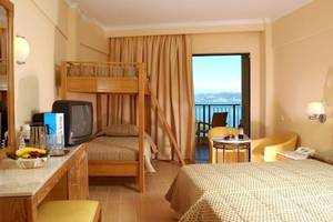 Doppelzimmer mit Meerblick im Atlantica Nissaki Beach Hotel, mit zwei Betten, Fernseher, Balkon und Meersicht.
