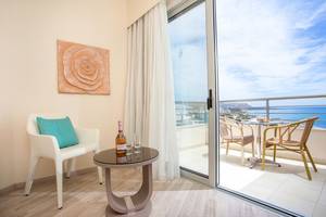 Hotel Balkon mit Meerblick und Tisch mit Champagnerflasche und Gläsern