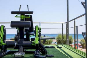 Fitnessgeräte auf der Terrasse mit Blick auf den Strand und das Meer
