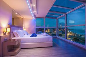 Schlafzimmer im Pegasos Deluxe Beach Hotel mit Meerblick und großen Fenstern
