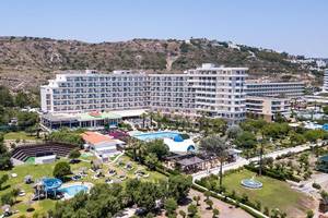 Außenansicht des Pegasos Deluxe Beach Hotels mit Swimmingpool und Gärten
