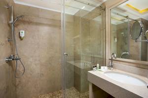 Badezimmer im Pegasos Deluxe Beach Hotel mit Dusche und Waschbecken.