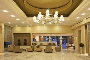 Lobby des Kipriotis Hippocrates Hotels mit großer Deckenleuchte und Sofas