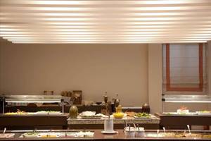 Buffetbereich im Kipriotis Hippocrates Hotel mit verschiedenen Speisen und Gerichten.