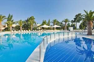 Außenpool des Kipriotis Hippocrates Hotels mit Sonnenliegen und Palmen
