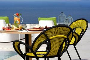 Frühstückstisch am Pool mit Blick auf das Meer im Myconian Naia Hotel