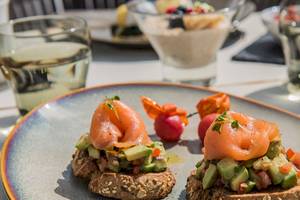 Frühstücksplatte mit Lachs und Avocado im Hotel Myconian Naia