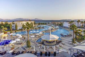 Luftaufnahme des Atlantica Marmari Palace Resorts mit Swimmingpools, Liegestühlen und Bars.
