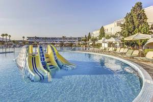 Wasserrutsche im Swimmingpool des Atlantica Marmari Palace Hotels.