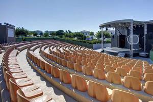 Leerer Theaterplatz mit leeren Sitzreihen und einer Bühne