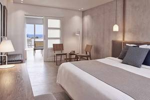 Innenansicht eines Hotelzimmers im Atlantica Marmari Palace mit Blick auf das Meer.