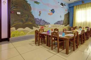 Kindertisch im Atlantica Marmari Palace mit Meereslebenswand