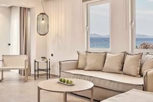 Wohnzimmer des Atlantica Marmari Palace Hotels mit Blick auf das Meer.