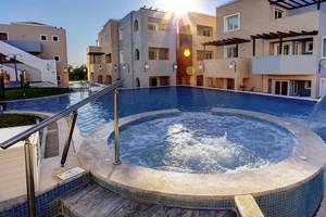 Außenpool mit Wasserfall und Whirlpool im Atlantica Marmari Palace Hotel