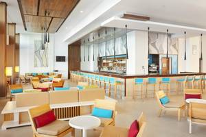 Innenbereich der Bar und Lounge im Hotel Playa Vista Azul in Varadero mit bunten Stühlen und Tischen.