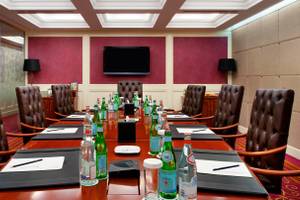 Konferenzraum im Kempinski Hotel Residences Palm Jumeirah mit einem langen Tisch und braunen Lederstühlen.