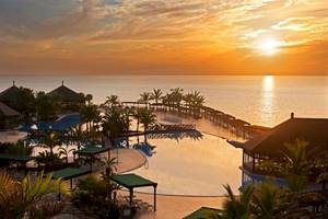 Sonnenuntergang am Fuerteventura Princess Hotel mit Blick auf den Ozean und den Poolbereich.