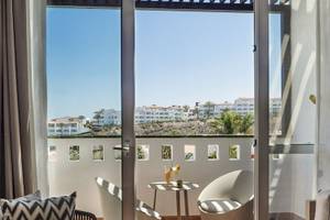 Blick vom Balkon des Fuerteventura Princess Hotels auf die Stadt und die Küste.
