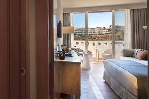 Innenansicht eines Hotelzimmers im Fuerteventura Princess mit Blick auf die Außenterrasse und die Landschaft.