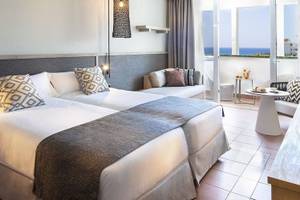 Doppelbettzimmer im Fuerteventura Princess Hotel mit Meerblick und modernen Möbeln.