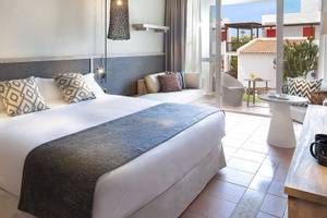 Doppelbettzimmer im Fuerteventura Princess Hotel mit moderner Einrichtung und Blick auf den Garten.