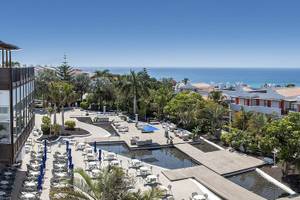 Aussicht auf das Fuerteventura Princess Hotel mit Pool und Meerblick.