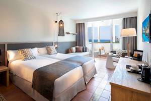 Doppelbett-Zimmer im Fuerteventura Princess Hotel mit Meerblick, zeitgenössischem Design und modernen Annehmlichkeiten.